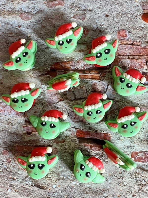 Santa Baby Yoda macarons